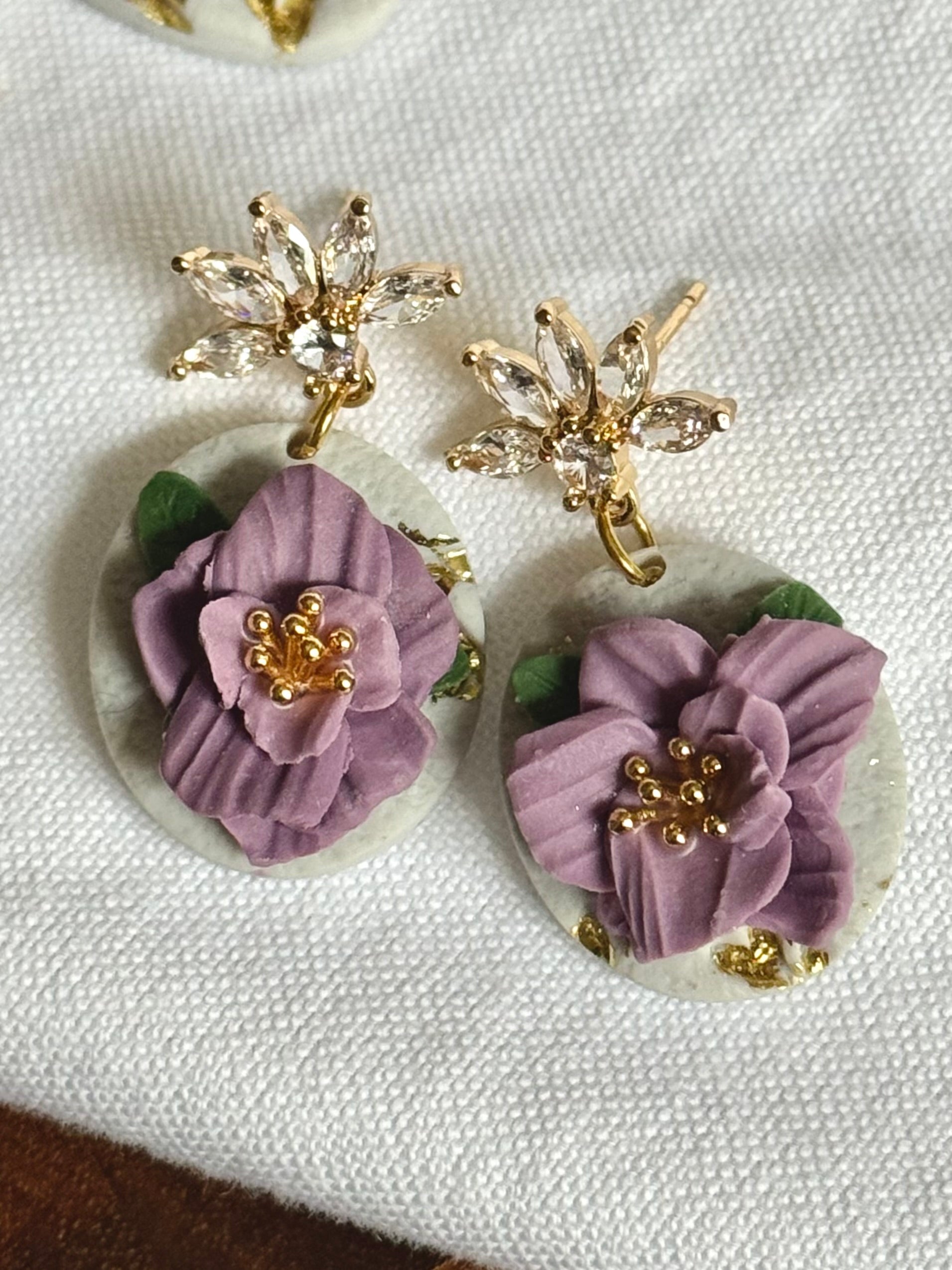 Golden Lavender Herb Collection | Statement Ohrringe aus Polymer Clay |  Lavender Herb & Gold | Creative Studio Anniway | Geschenkidee