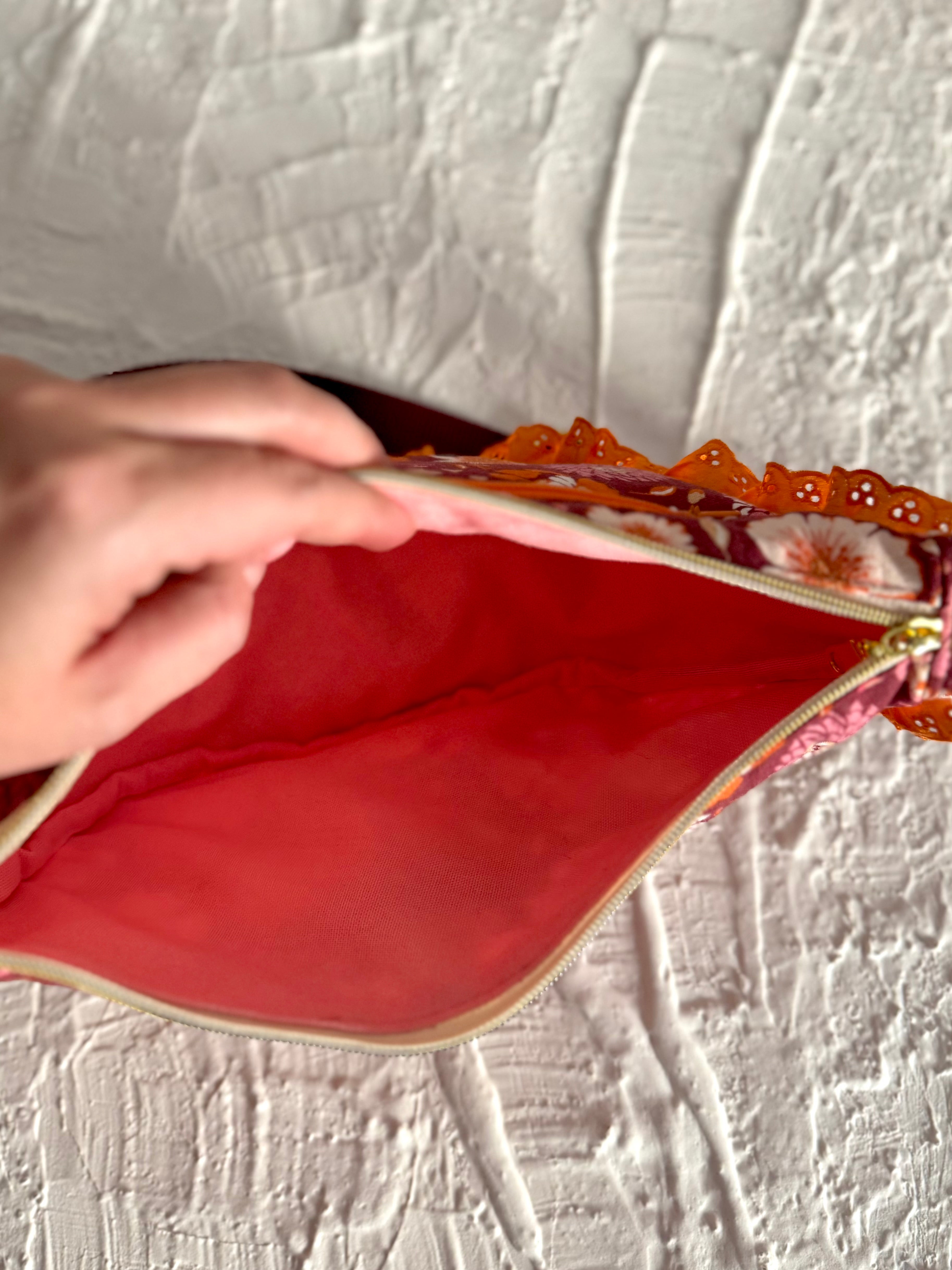 Handgemachte Umhängetasche (small) | Bordeaux-Rot mit Blumenmuster & Rüschen | Einzelstück