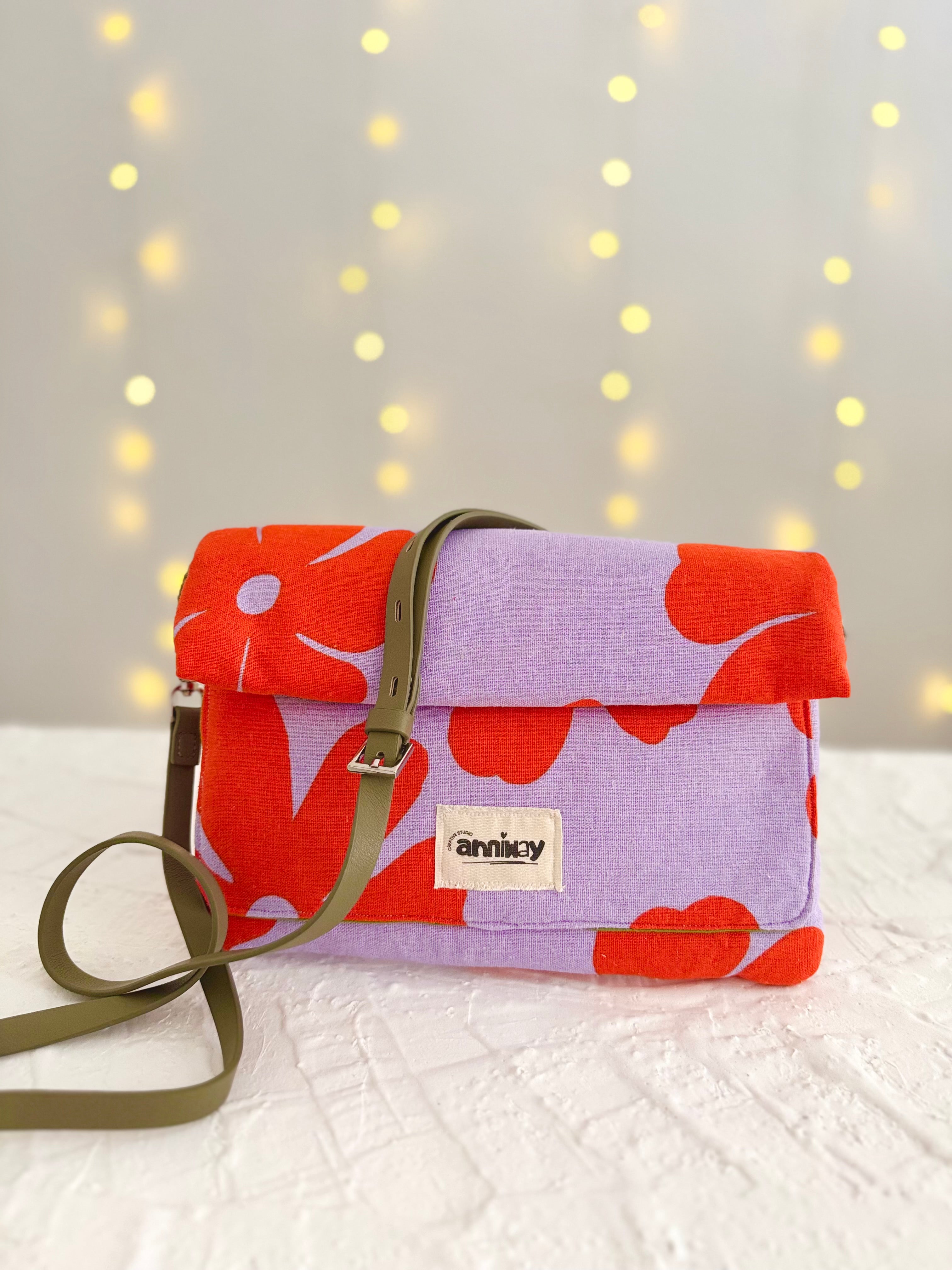 Handgemachte Tasche mit Blumenmuster | mit Magnetverschluss, Reißverschluss & Extra-Fächern | Unikat