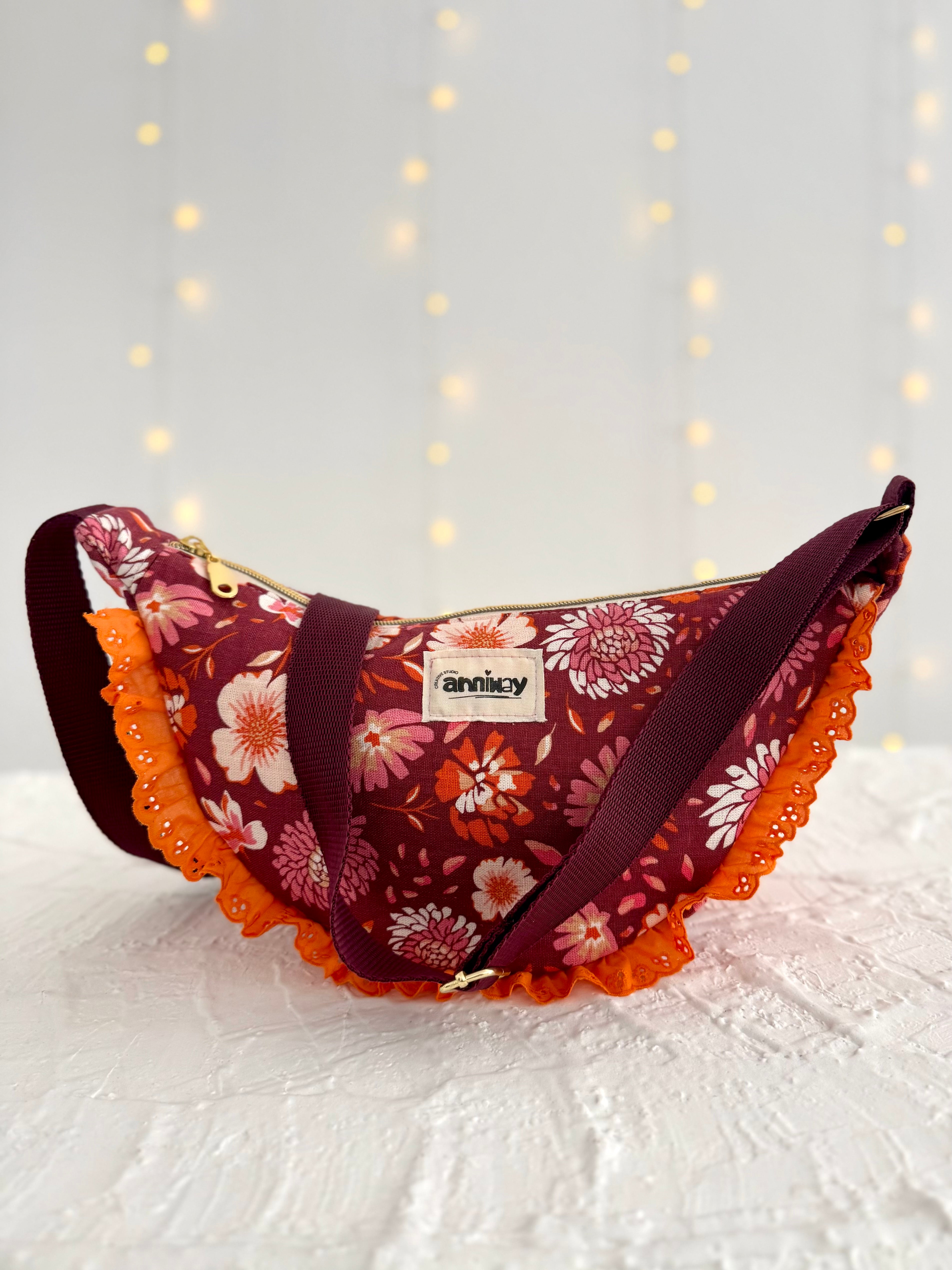 Handgemachte Umhängetasche (small) | Bordeaux-Rot mit Blumenmuster & Rüschen | Einzelstück