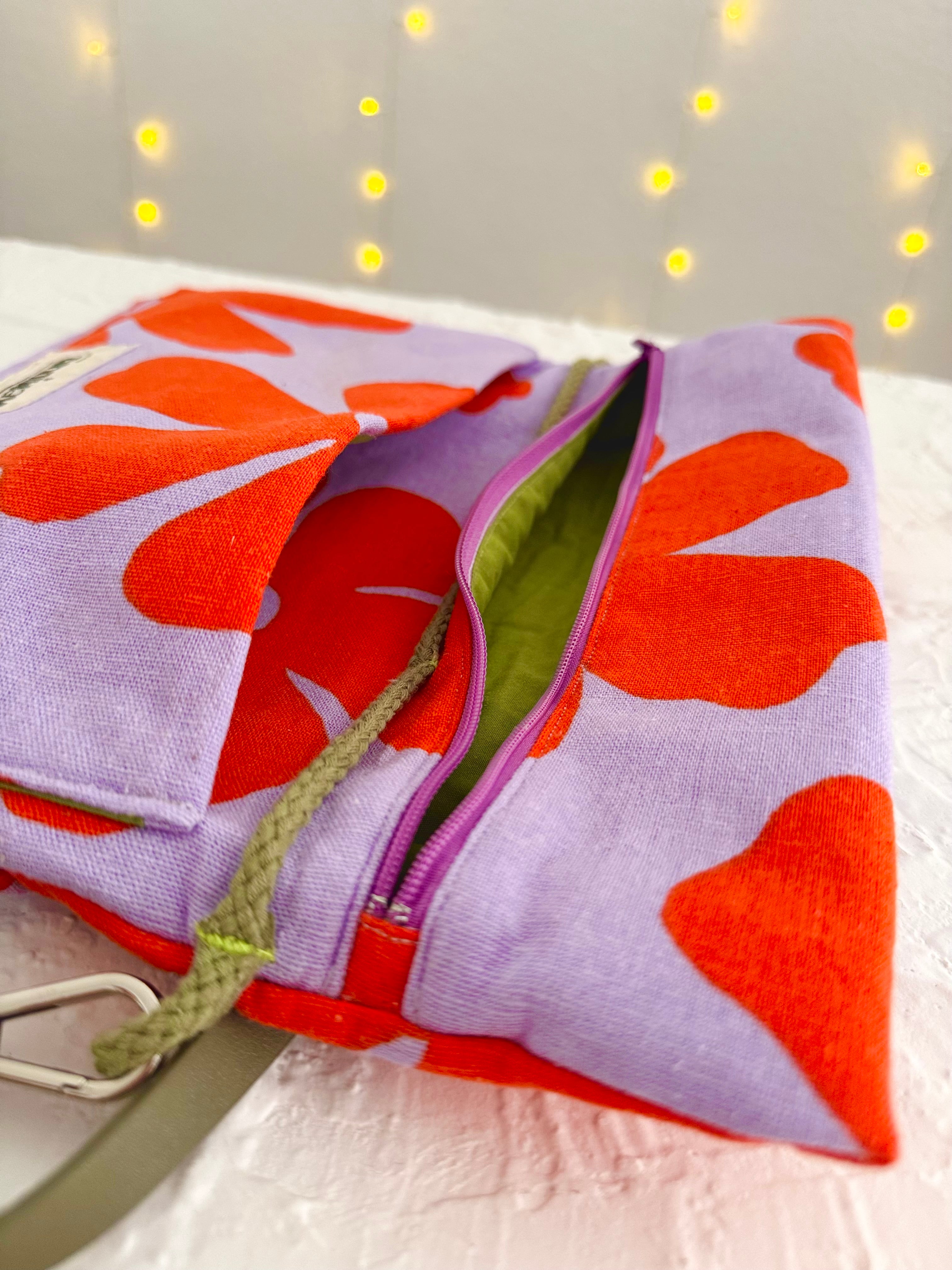 Handgemachte Tasche mit Blumenmuster | mit Magnetverschluss, Reißverschluss & Extra-Fächern | Unikat