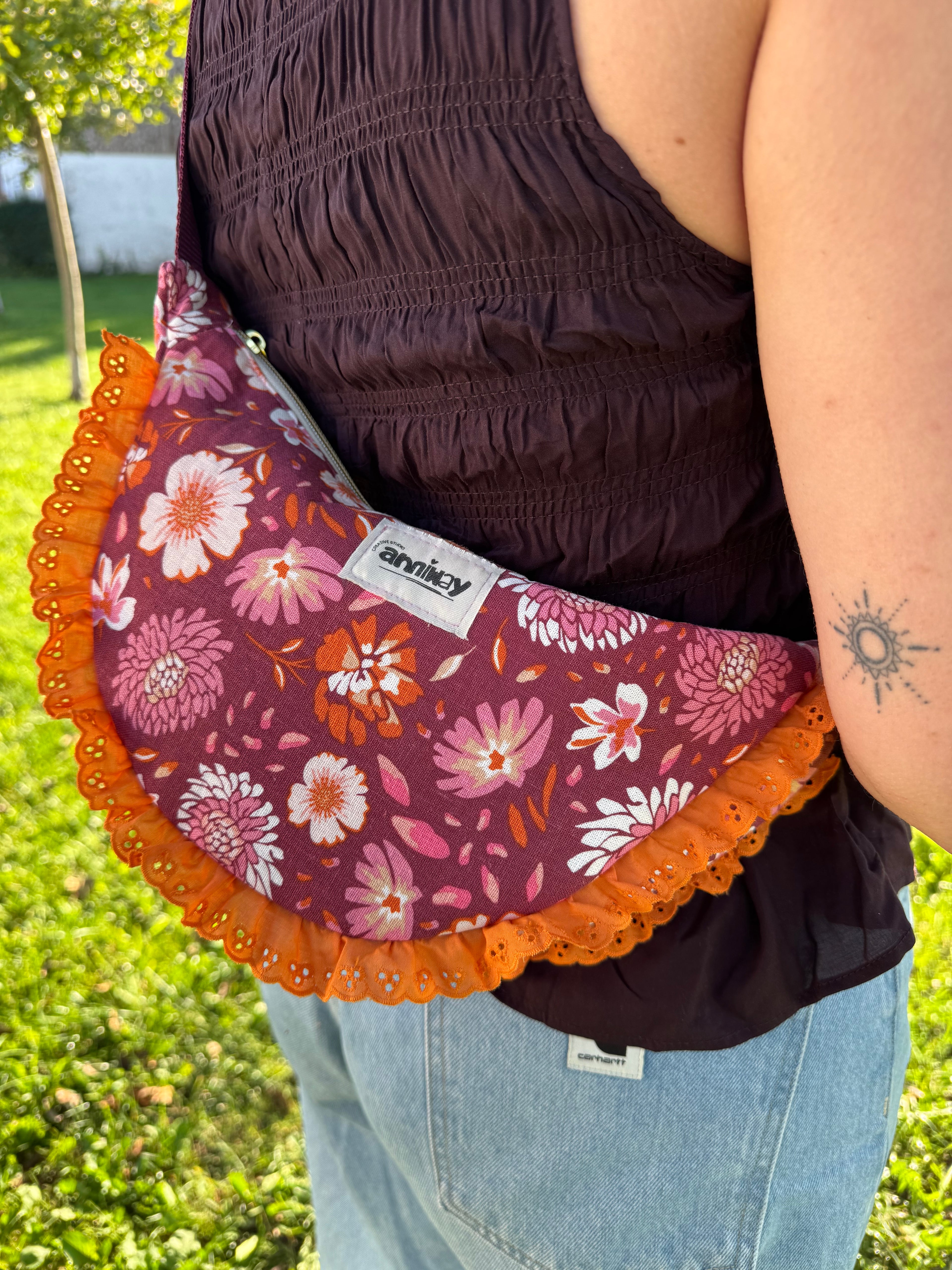 Handgemachte Umhängetasche (small) | Bordeaux-Rot mit Blumenmuster & Rüschen | Einzelstück