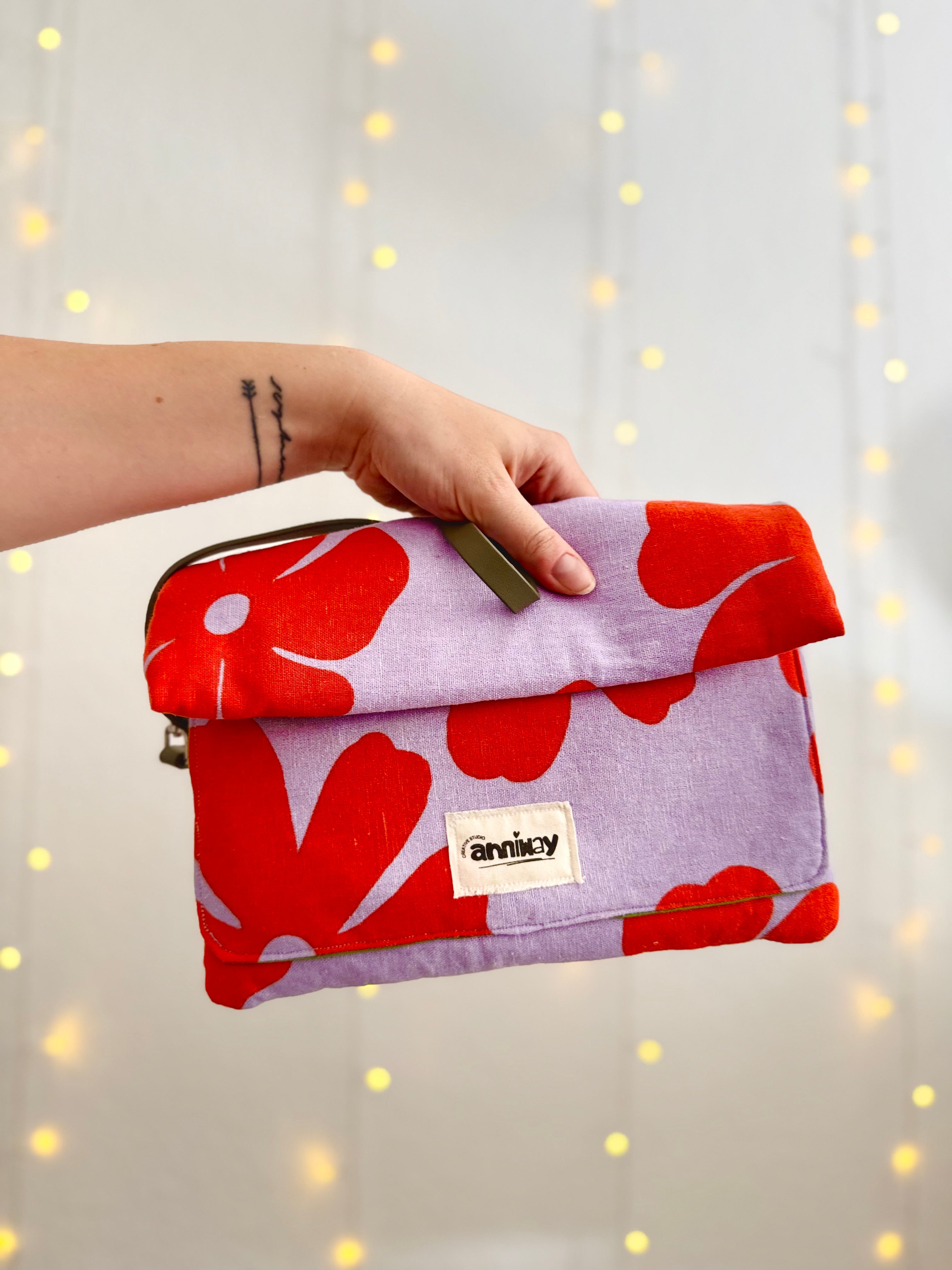 Handgemachte Tasche mit Blumenmuster | mit Magnetverschluss, Reißverschluss & Extra-Fächern | Unikat