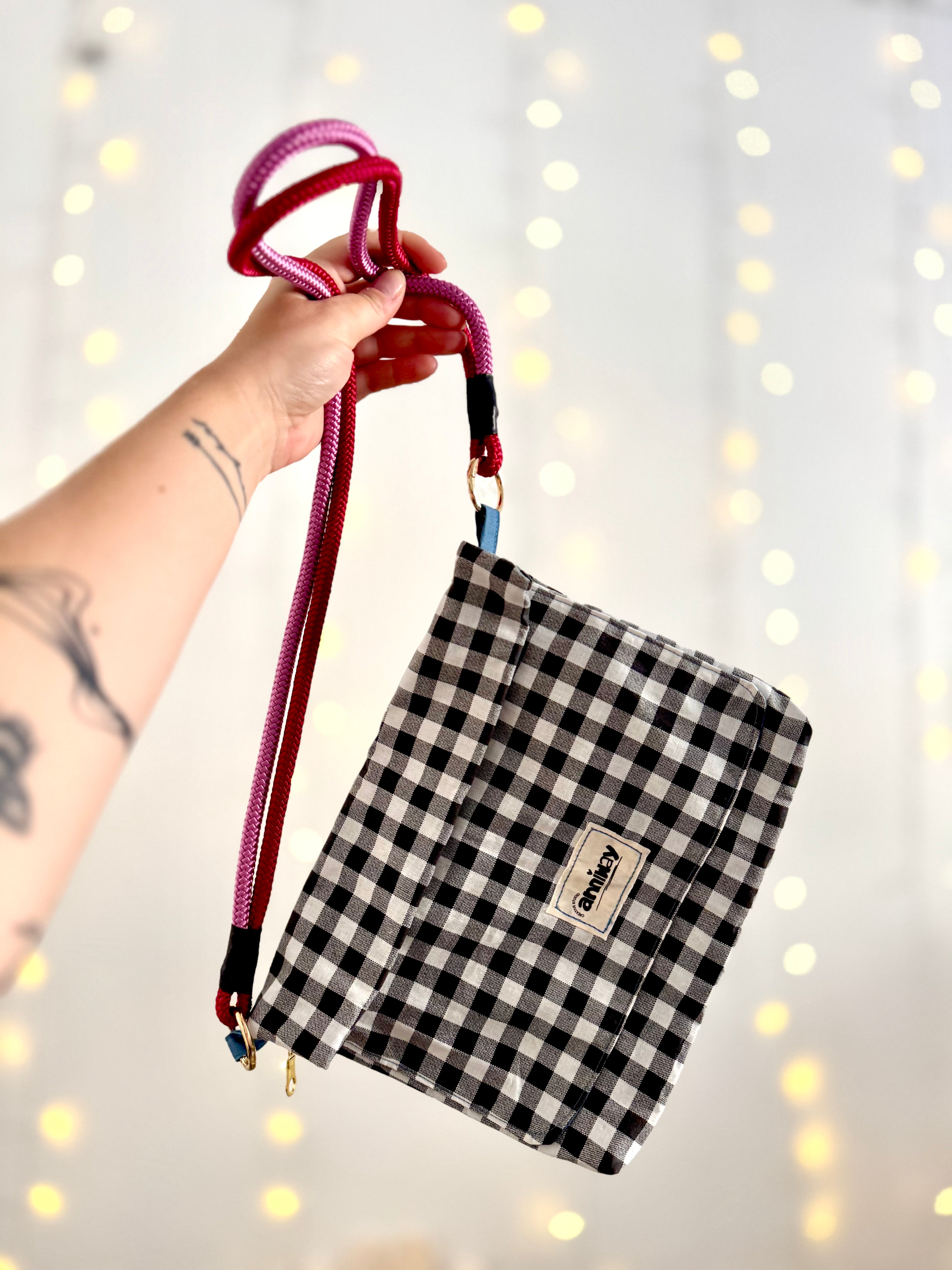 Handgemachte Tasche | schwarz-weiß | mit Magnetknöpfen, Reißverschluss & Extra-Fächern | Unikat (Gurt optional)