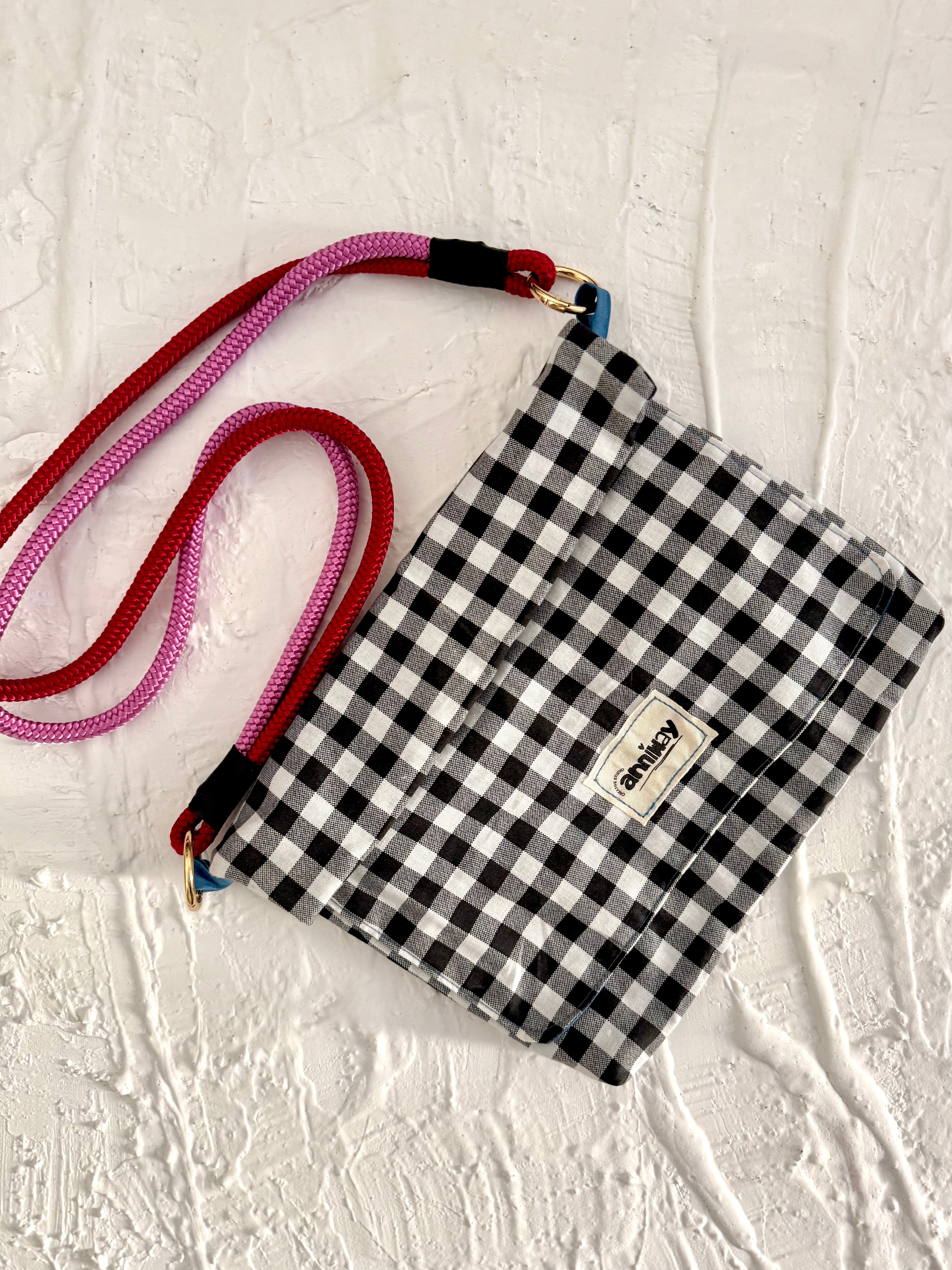 Handgemachte Tasche | schwarz-weiß | mit Magnetknöpfen, Reißverschluss & Extra-Fächern | Unikat (Gurt optional)