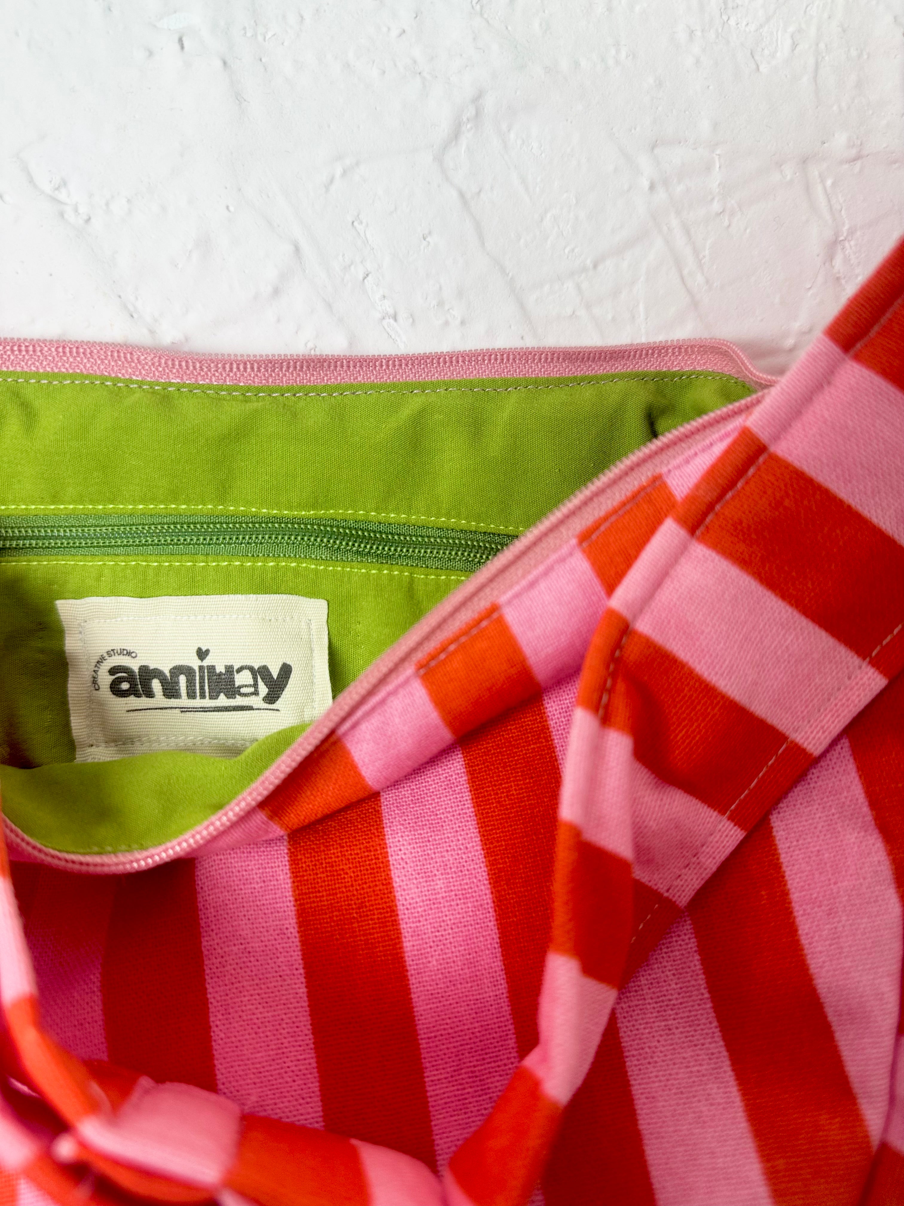 Sonderanfertigung Umhängetasche (small) | Individuelles Einzelstück (Beispiel pink & rot gestreift)