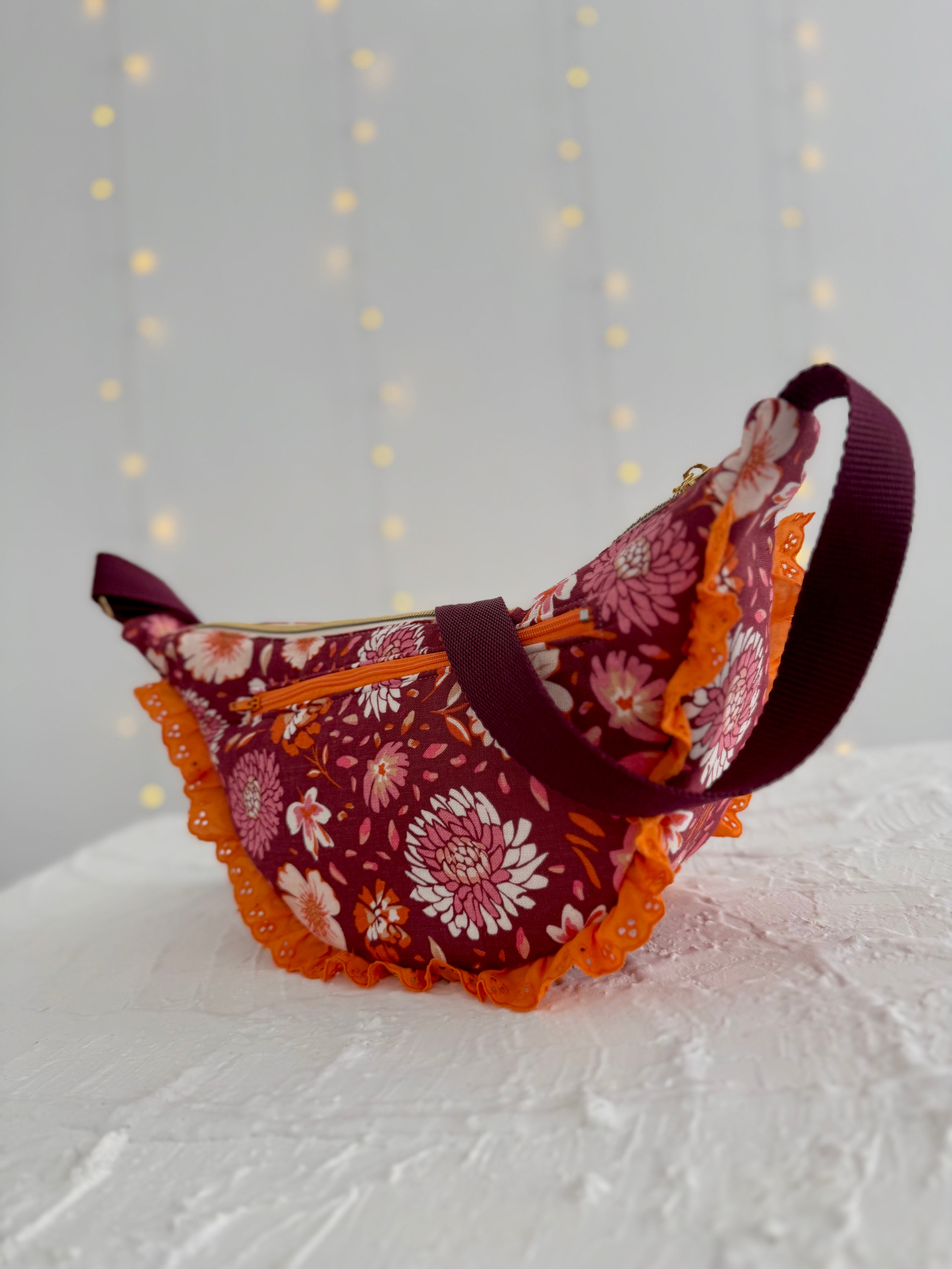 Handgemachte Umhängetasche (small) | Bordeaux-Rot mit Blumenmuster & Rüschen | Einzelstück