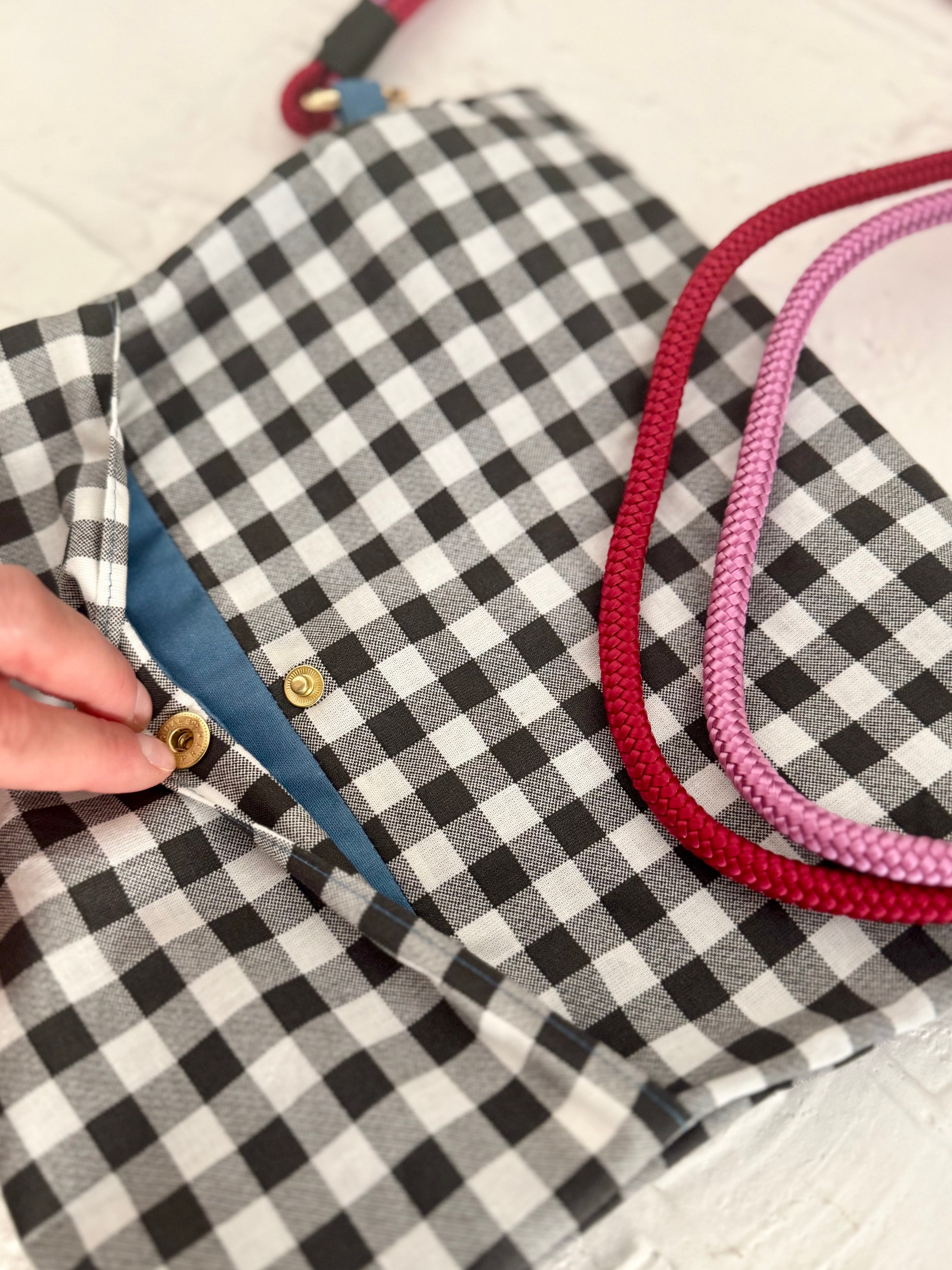 Handgemachte Tasche | schwarz-weiß | mit Magnetknöpfen, Reißverschluss & Extra-Fächern | Unikat (Gurt optional)