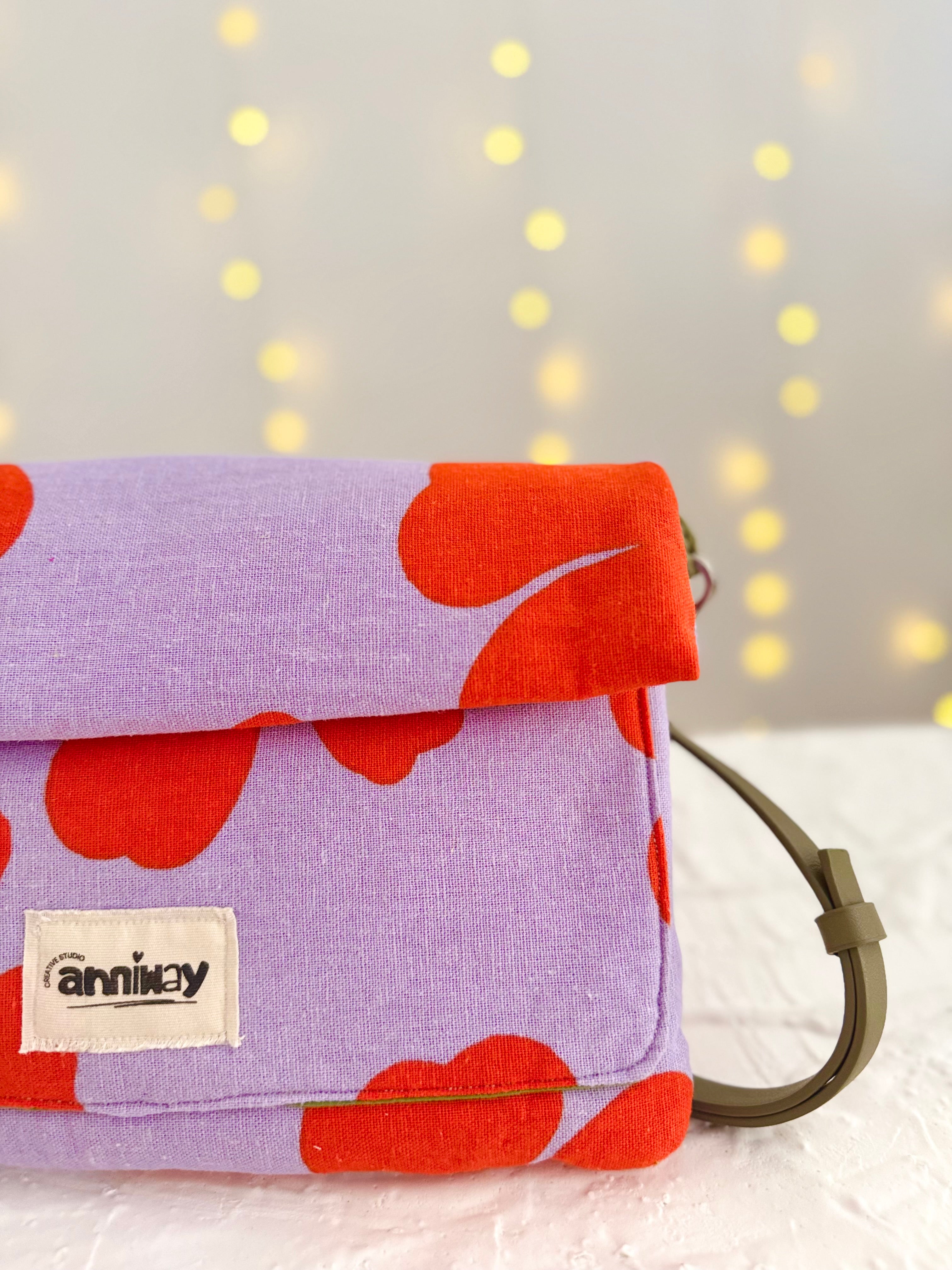 Handgemachte Tasche mit Blumenmuster | mit Magnetverschluss, Reißverschluss & Extra-Fächern | Unikat