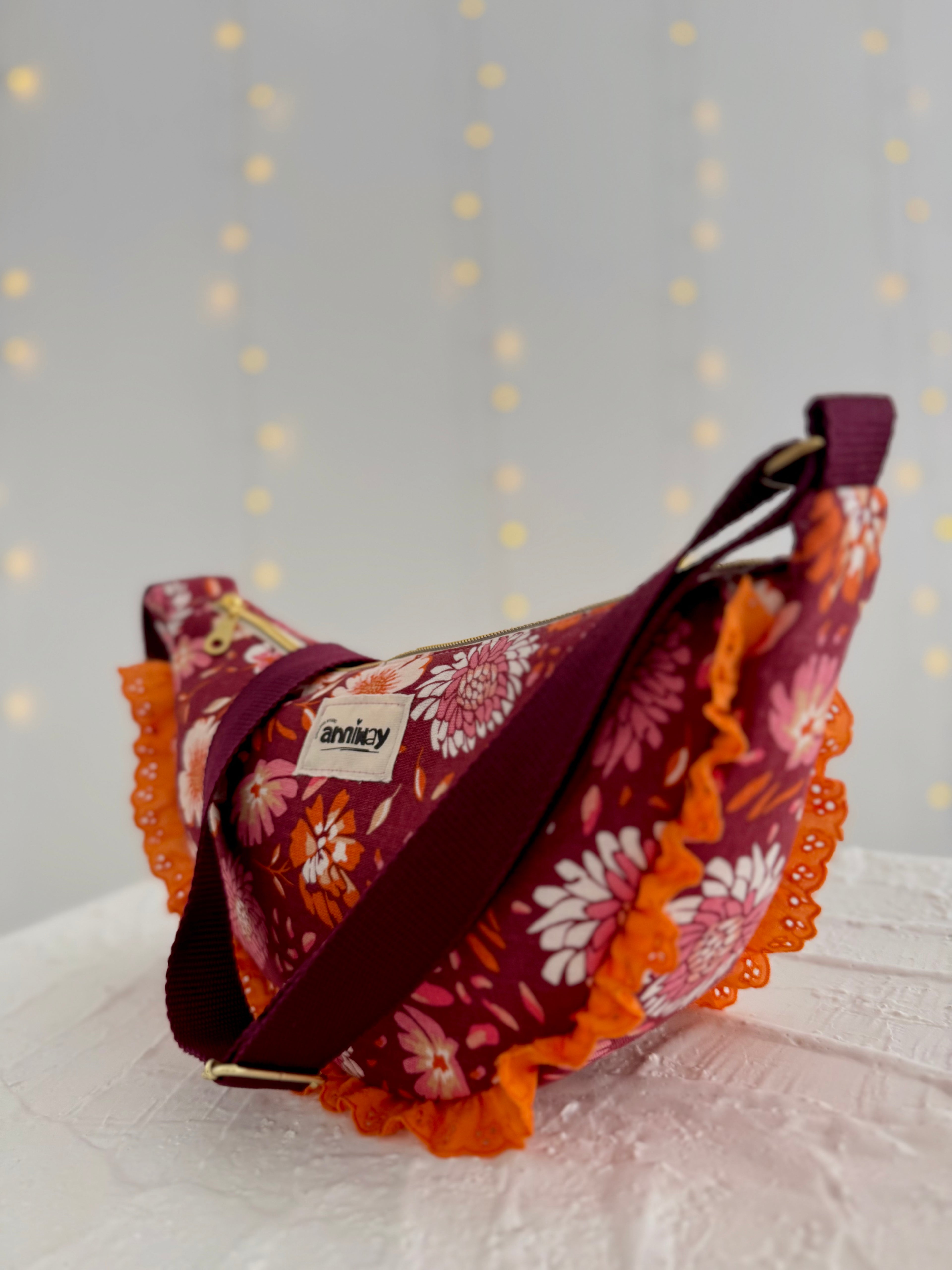 Handgemachte Umhängetasche (small) | Bordeaux-Rot mit Blumenmuster & Rüschen | Einzelstück