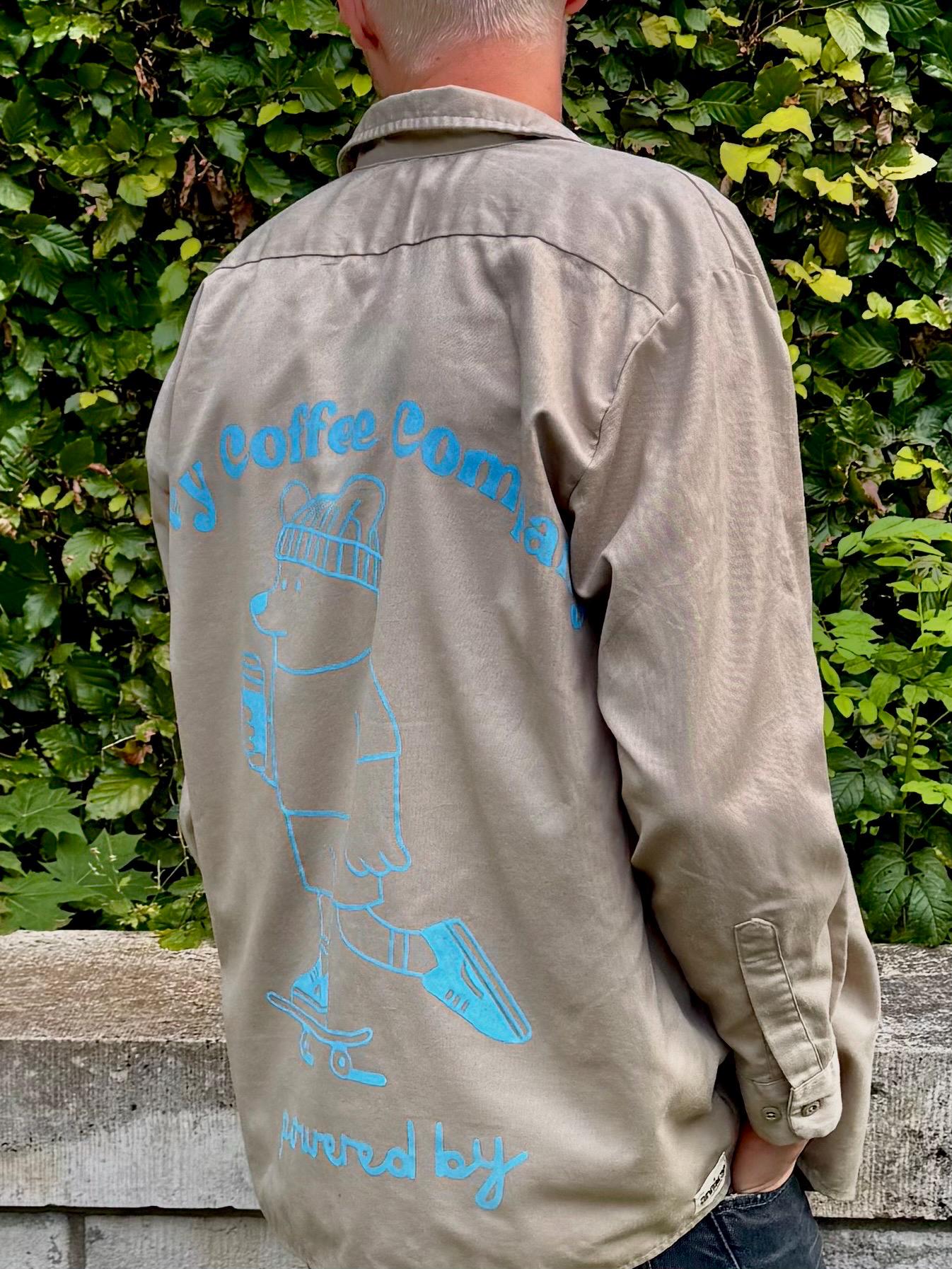 Groovy Coffee Company | Liebevoll handbemaltes Secondhand Dickies Hemd (upcycling) | Handgemachtes Einzelstück von Creative Studio Anniway