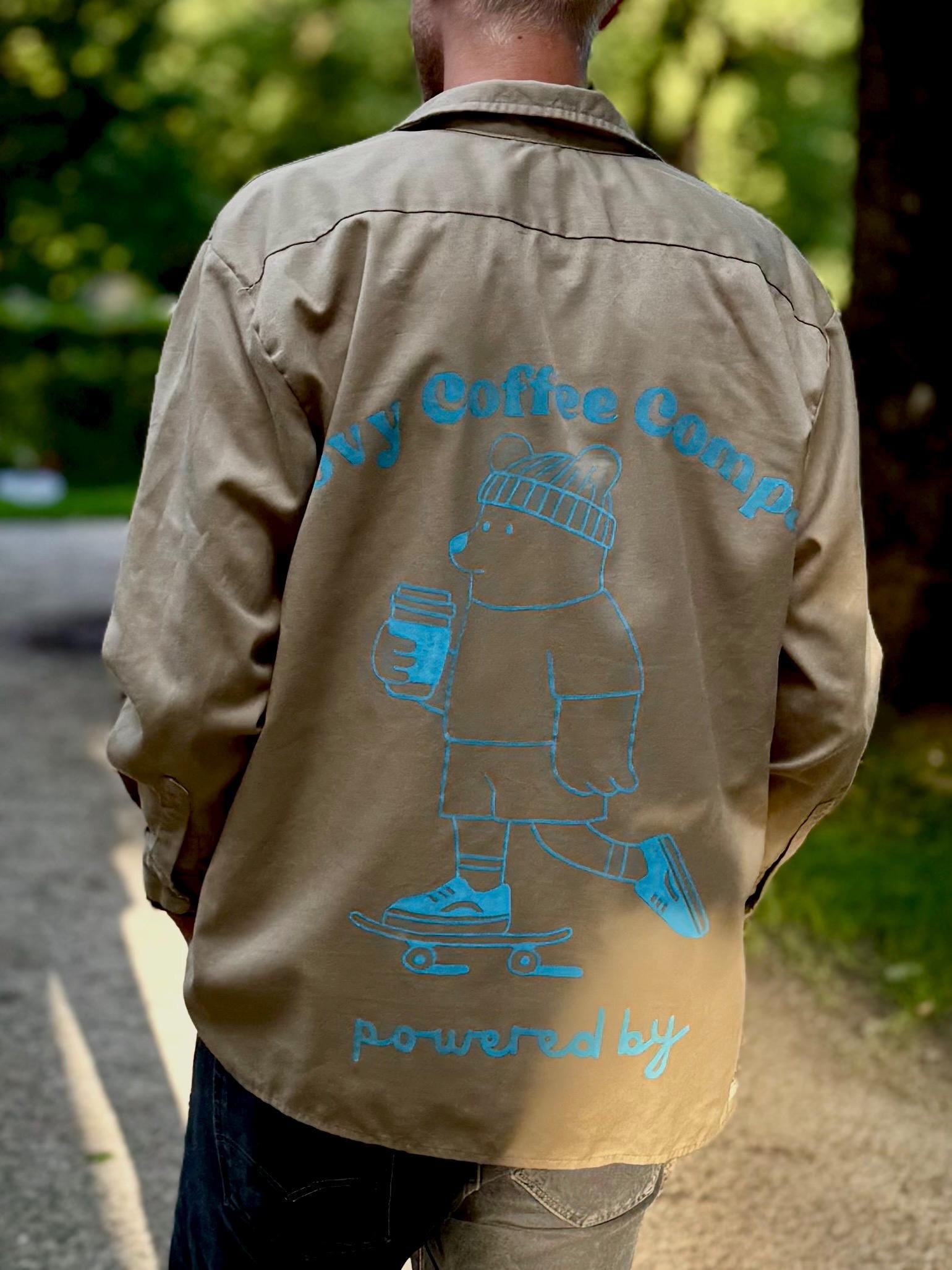 Groovy Coffee Company | Liebevoll handbemaltes Secondhand Dickies Hemd (upcycling) | Handgemachtes Einzelstück von Creative Studio Anniway