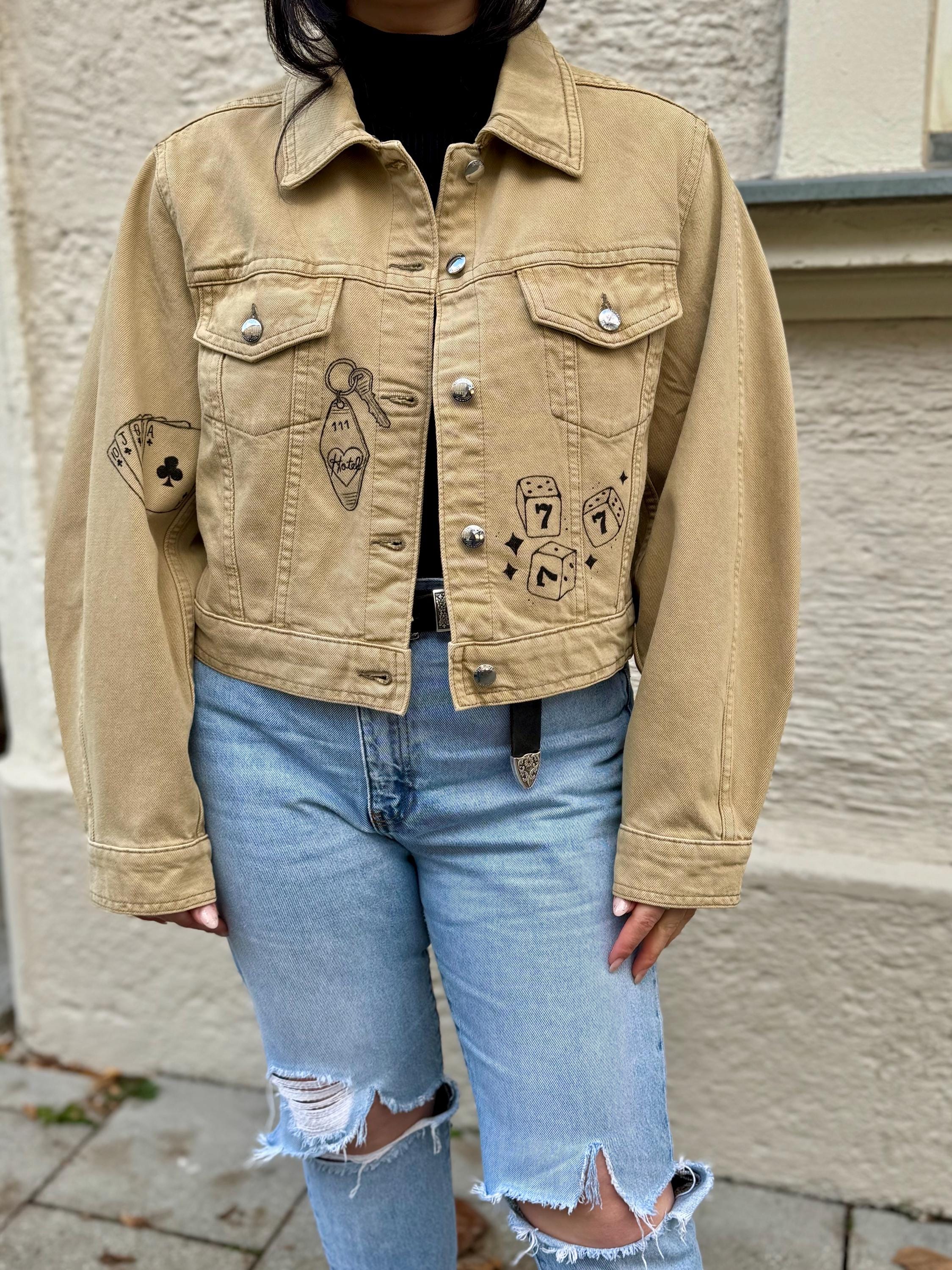 Lucky Motel | Liebevoll handbemaltes Secondhand Jeansjacke (upcycling) | Handgemachtes Einzelstück von Creative Studio Anniway