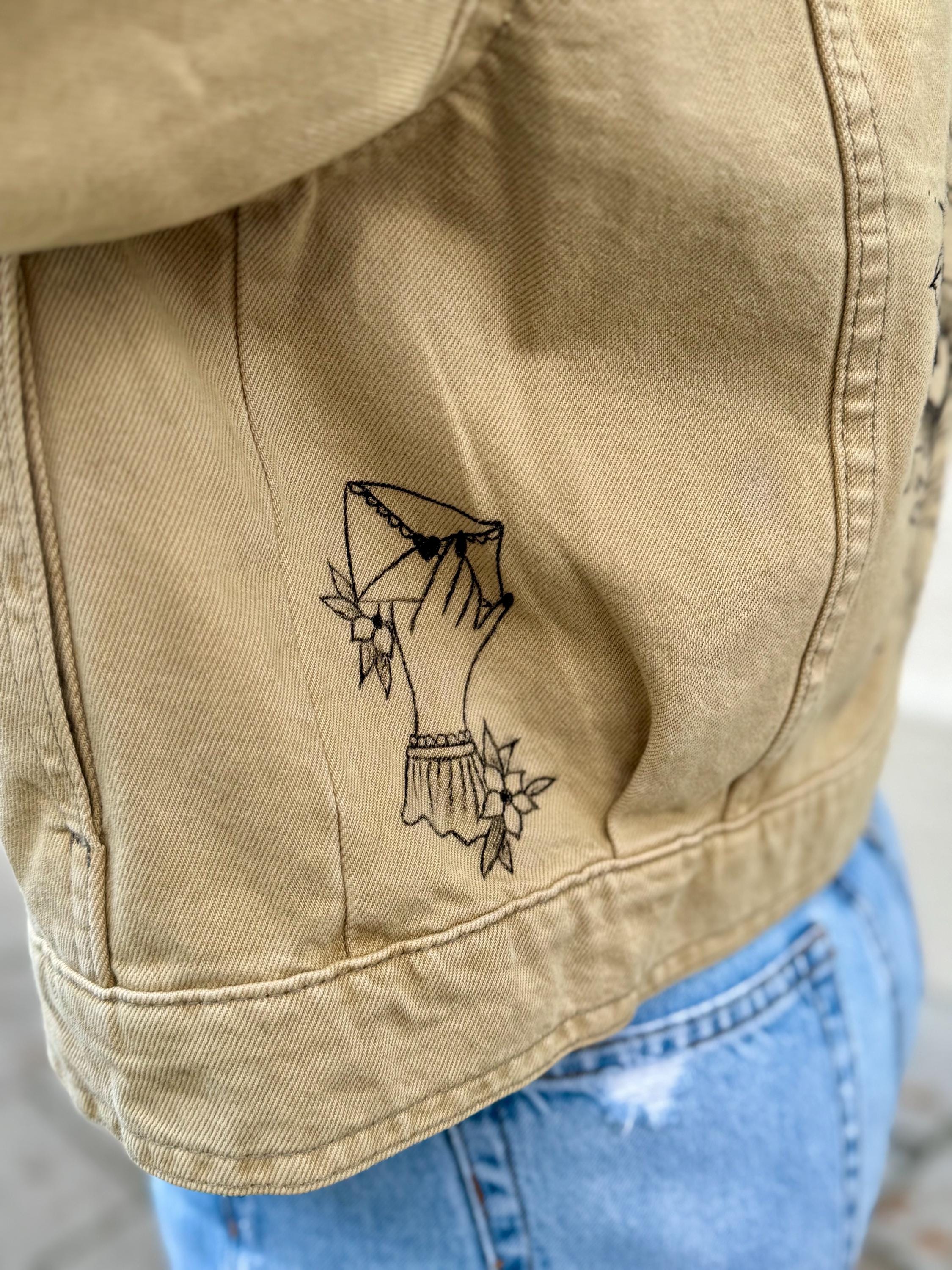 Lucky Motel | Liebevoll handbemaltes Secondhand Jeansjacke (upcycling) | Handgemachtes Einzelstück von Creative Studio Anniway