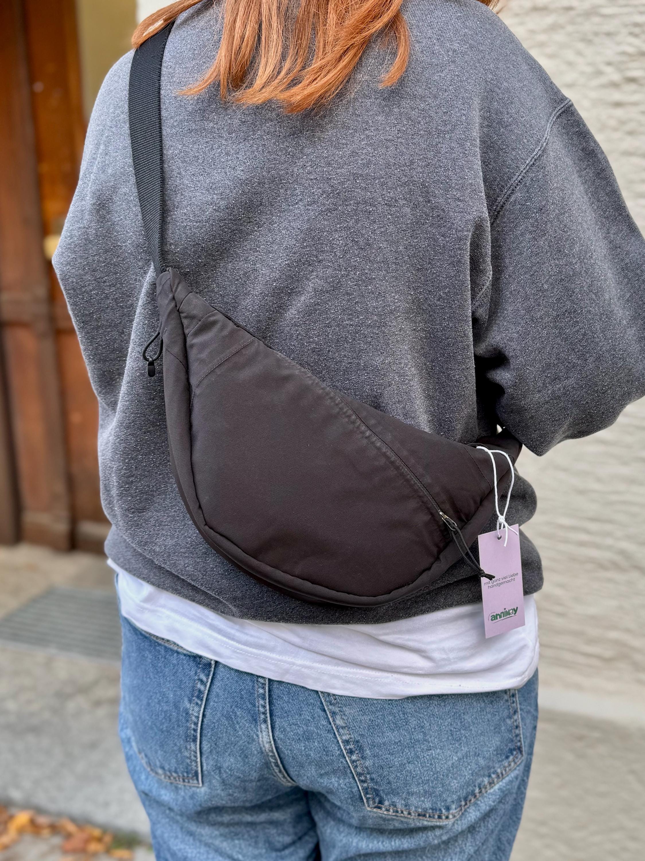 Handgemachte Umhängetasche (small) | schwarz | Upcycling aus Second Hand North Face Jacke | Einzelstück von Creative Studio Anniway