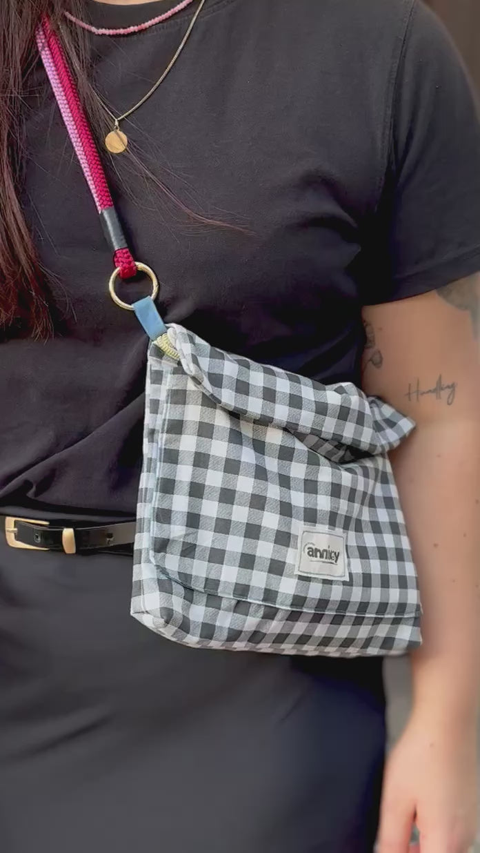 Handgemachte Tasche | schwarz-weiß | mit Magnetknöpfen, Reißverschluss & Extra-Fächern | Unikat (Gurt optional)